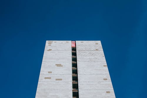 Бесплатное стоковое фото с Архитектурное проектирование, бетонное здание, голубое небо