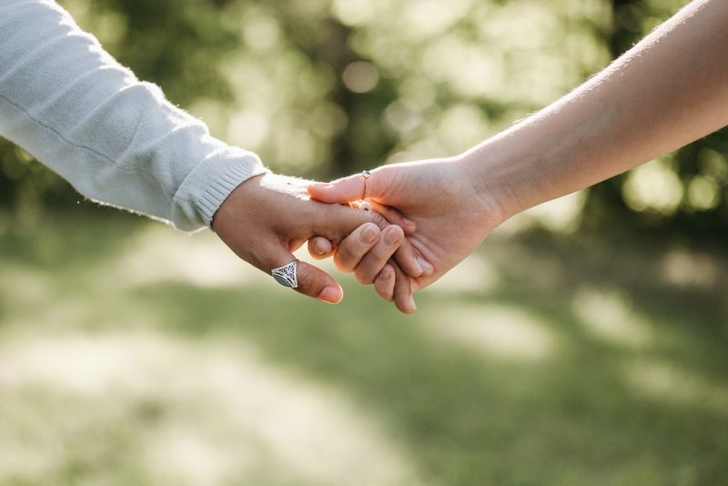 Hände halten — Gemeinsam für den Frieden