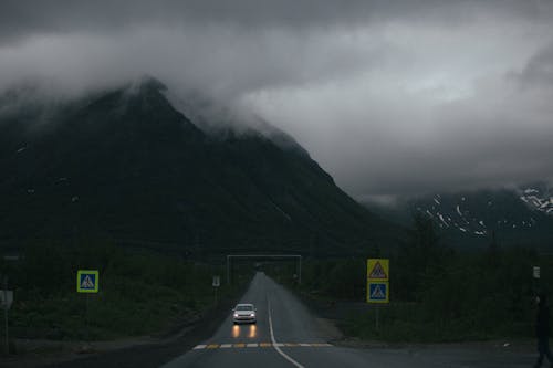 Бесплатное стоковое фото с автомобиль, гора, движущаяся машина
