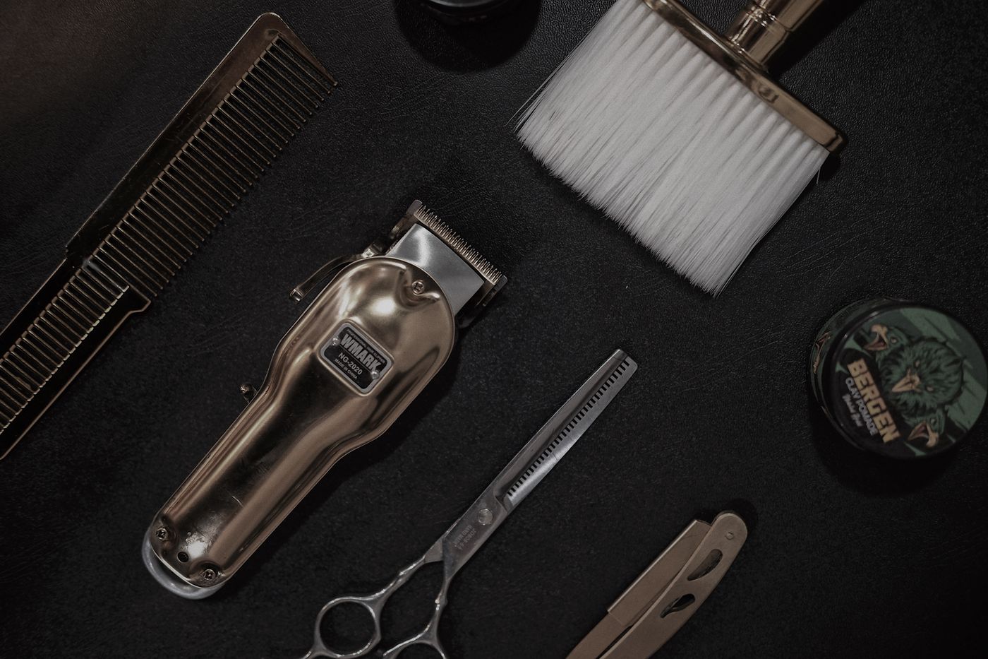 Instrumente profesionale pregătite într-un barbershop