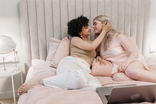 Free A loving couple sharing an intimate moment together on a bed, reflecting warmth and connection. Stock Photo