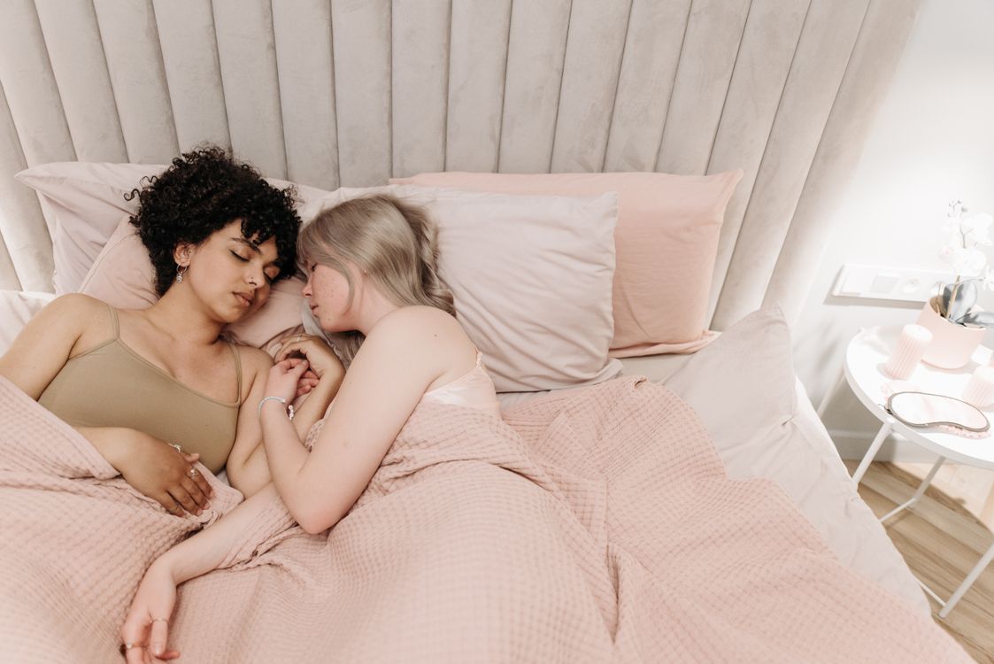Fotos de stock gratuitas de adentro, afecto, cama