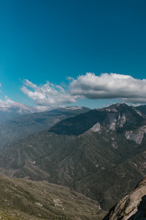 bulutlar, dağlar, dikey atış içeren Ücretsiz stok fotoğraf