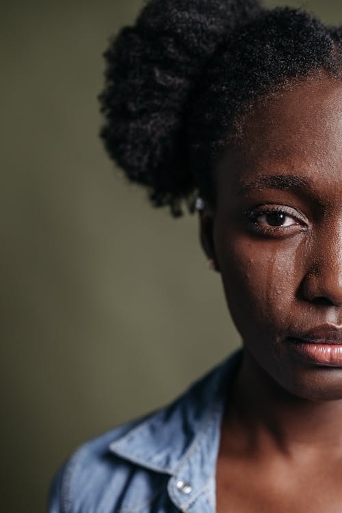Bezpłatne Darmowe zdjęcie z galerii z czarna kobieta, emocja, pionowy strzał Zdjęcie z galerii