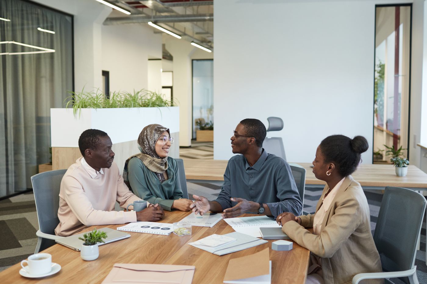 Des professionnels noirs échangeant lors d’une réunion de travail