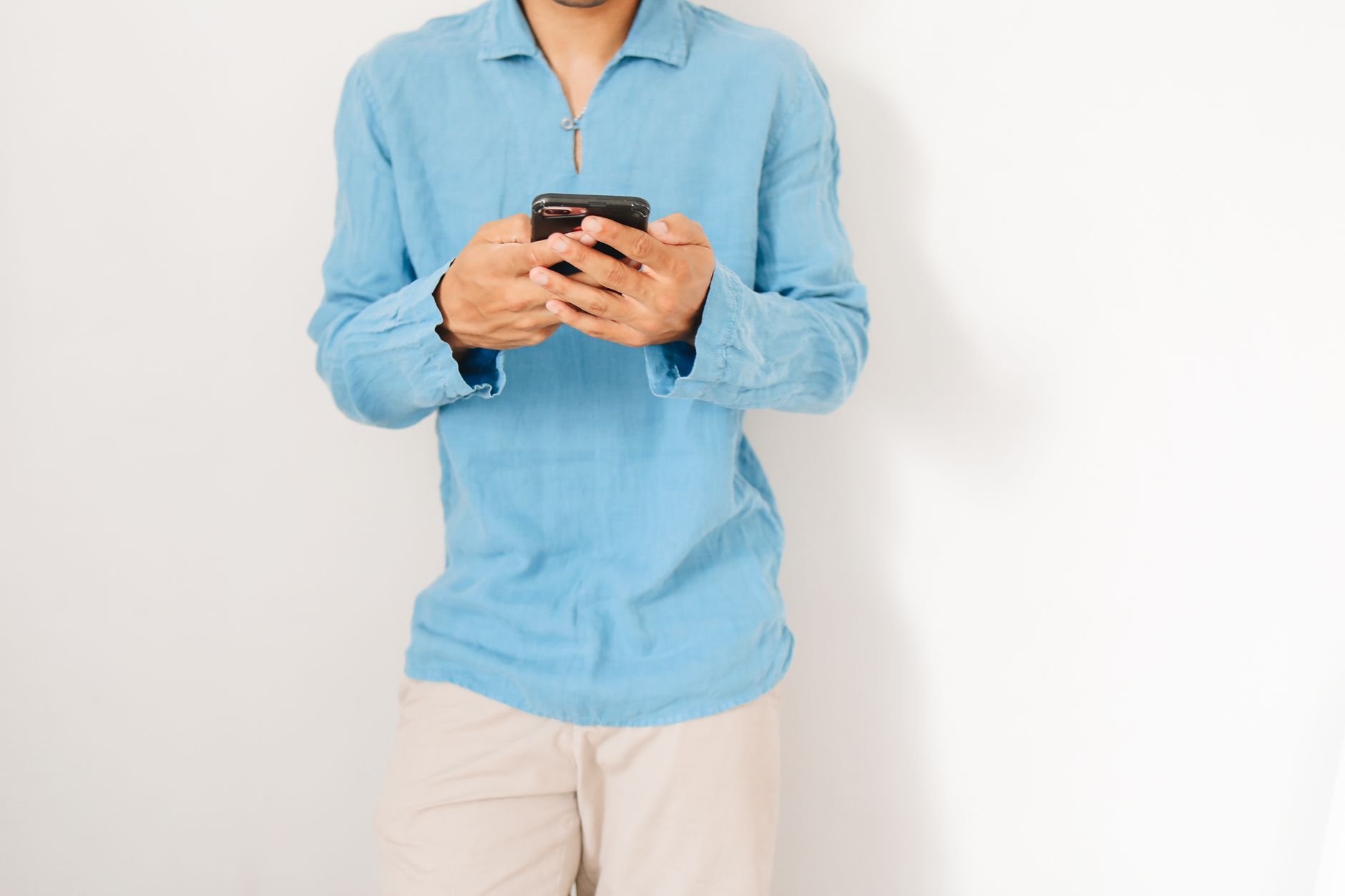Una persona che analizza un messaggio sospetto sul proprio telefono