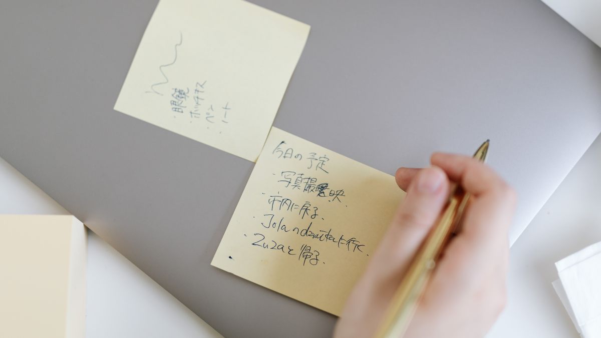付箋に手書きでリストを書き出している手元のイメージ