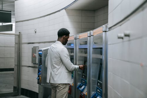 Kostenloses Stock Foto zu fahrkarte, kauf, mann