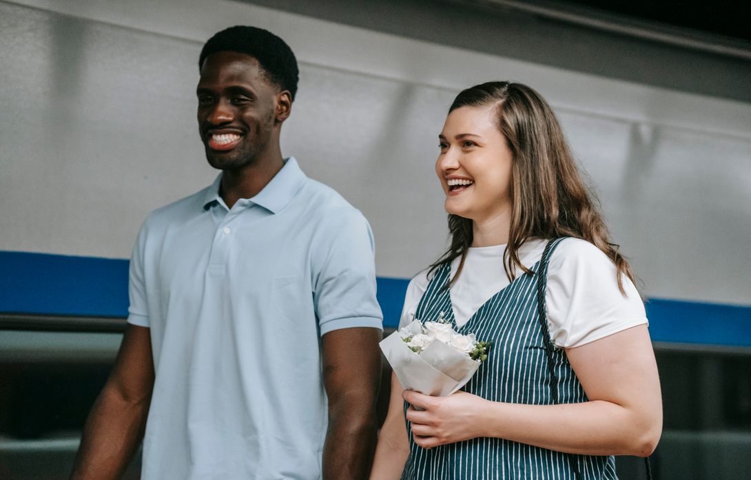 Online dating: starting a conversation on a niche platform