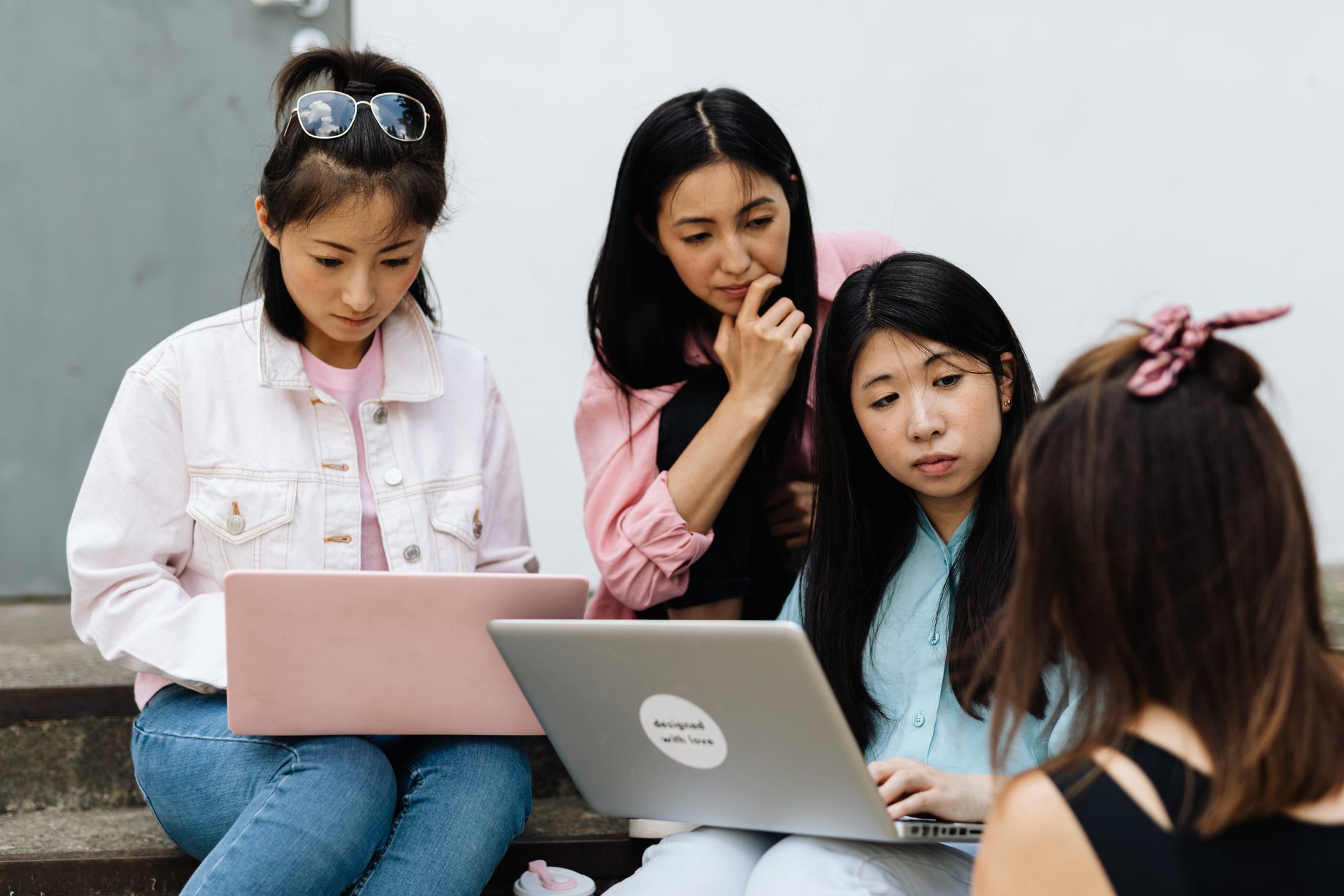Sinh viên Châu Á tập trung học tập với máy tính xách tay.