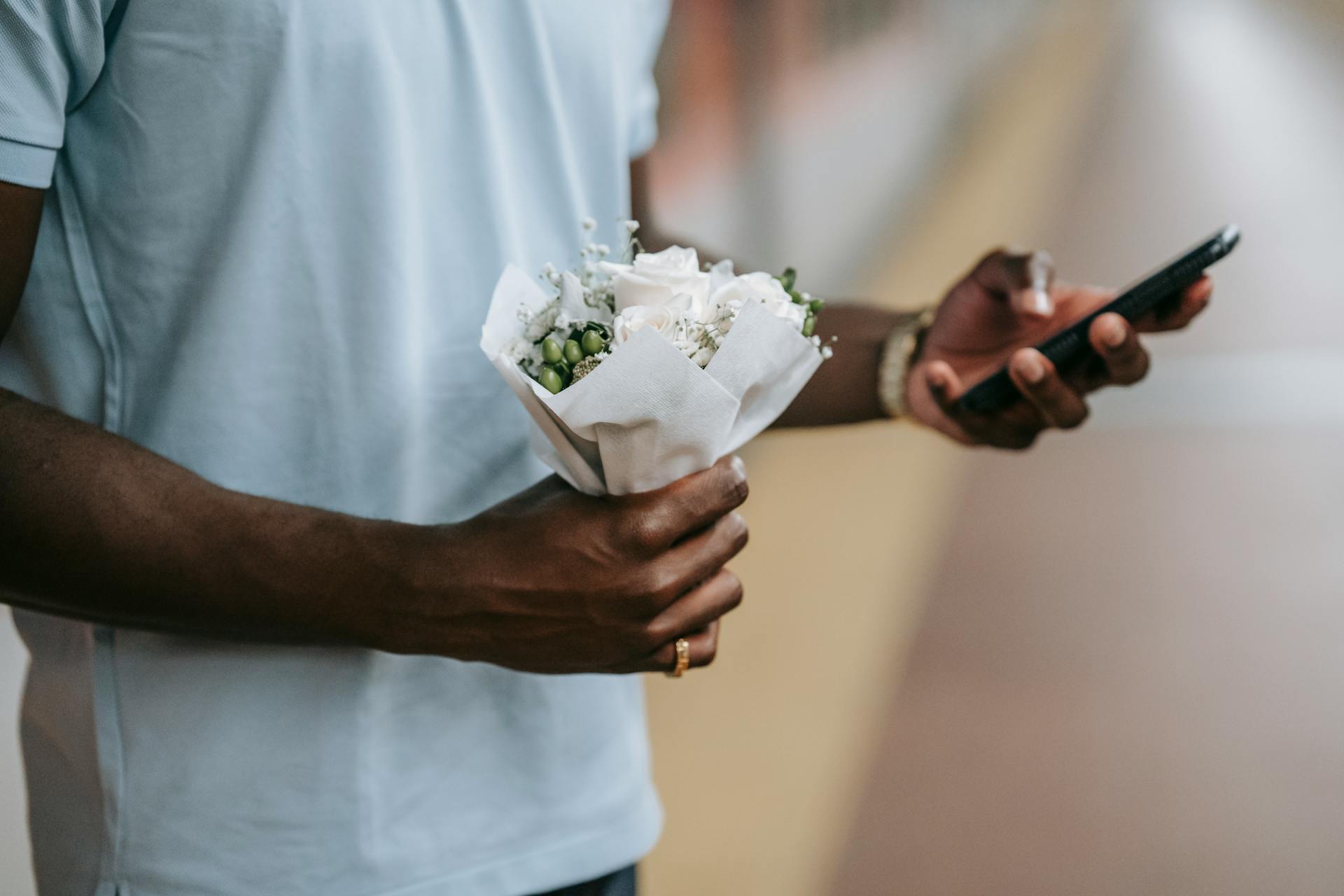 En person med en minibukett med blommor