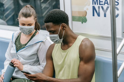 Kostenloses Stock Foto zu afroamerikanischer mann, frau, gesichtsmaske