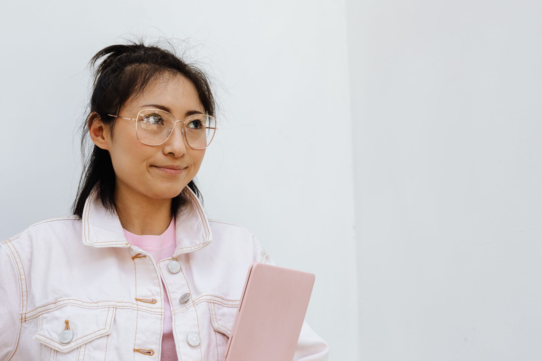 Nữ sinh viên châu Á tự tin sau khi luyện thi IELTS với AI.