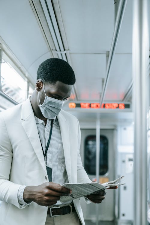 Kostenloses Stock Foto zu gesichtsmaske, lesen, neue normalität