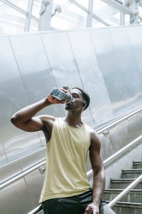 Gratis stockfoto met Afro-Amerikaans, dorst hebben, waterfles