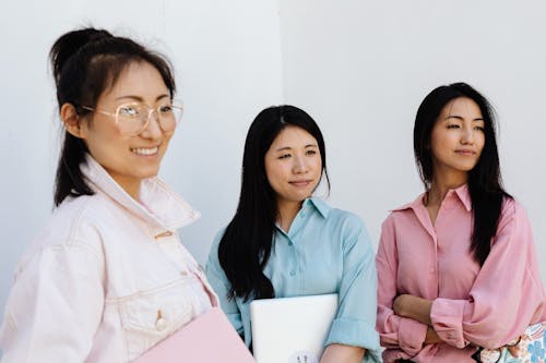 아시아 여성, 중간 클로즈업, 캐주얼 의류의 무료 스톡 사진