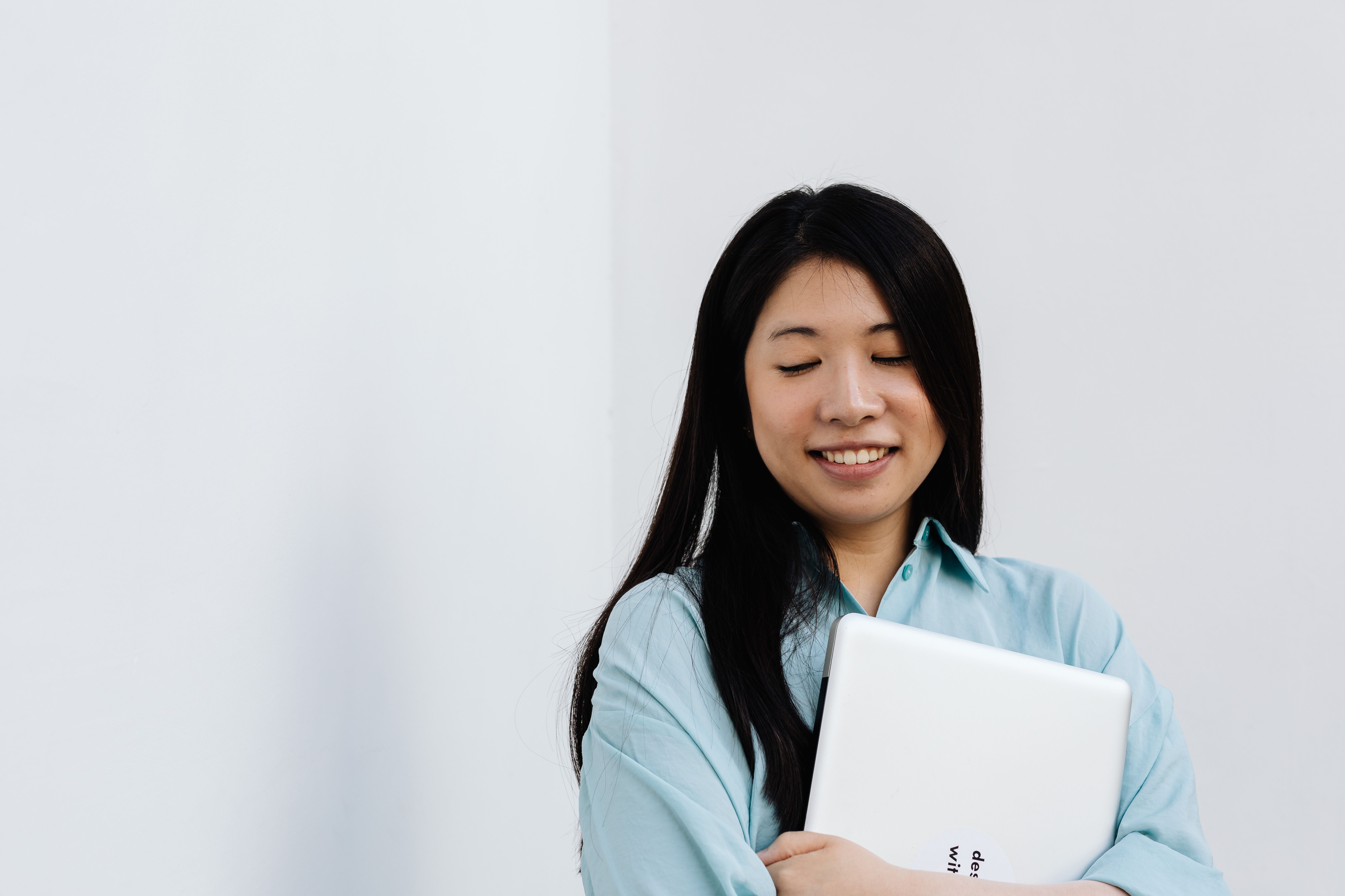 Client satisfait avec son PC portable reconditionné DIB, souriant et confiant dans son achat économique