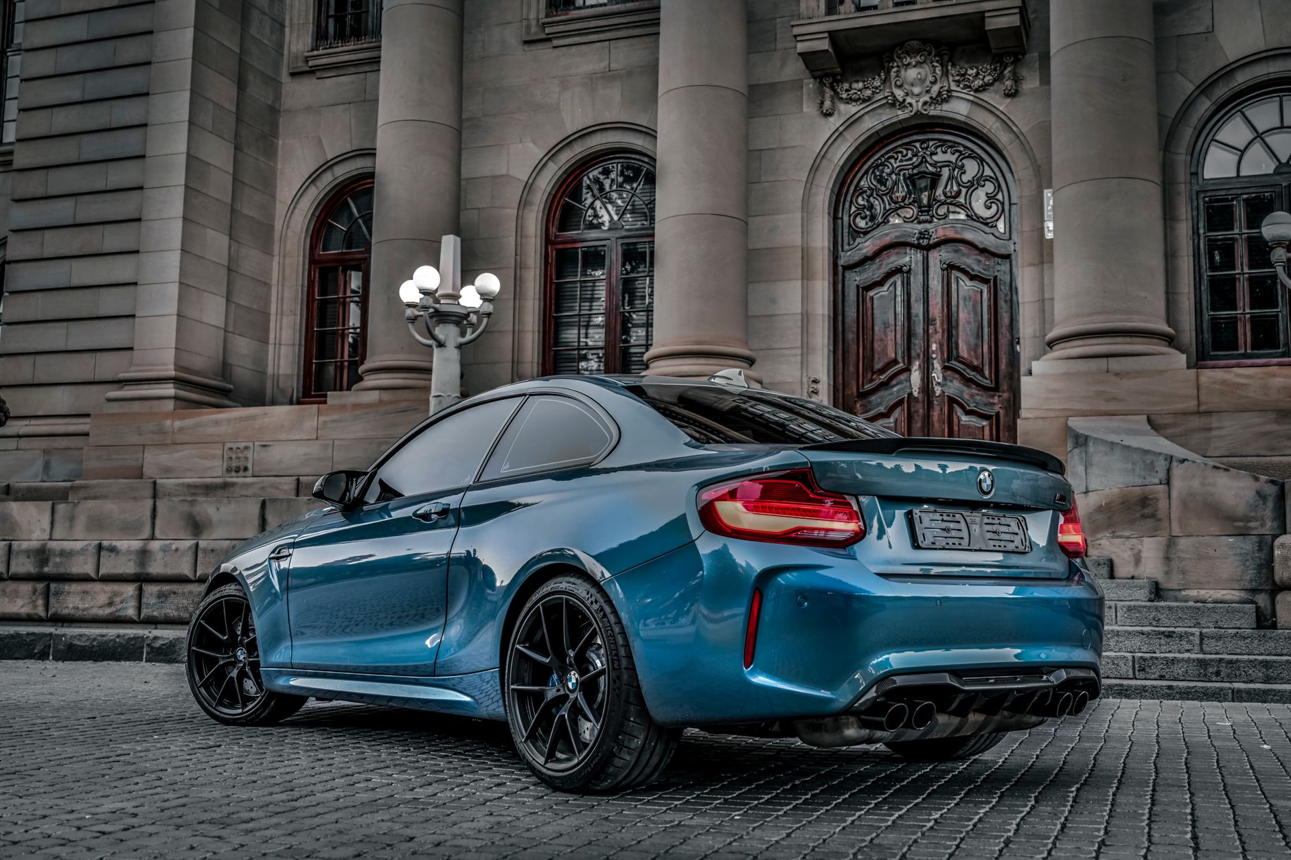 Lebendige Automobil-Aufnahme mit Gebäude & Auto