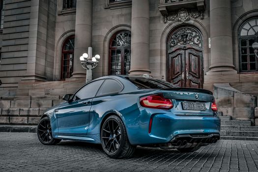 Lebendige Automobil-Aufnahme mit Gebäude & Auto