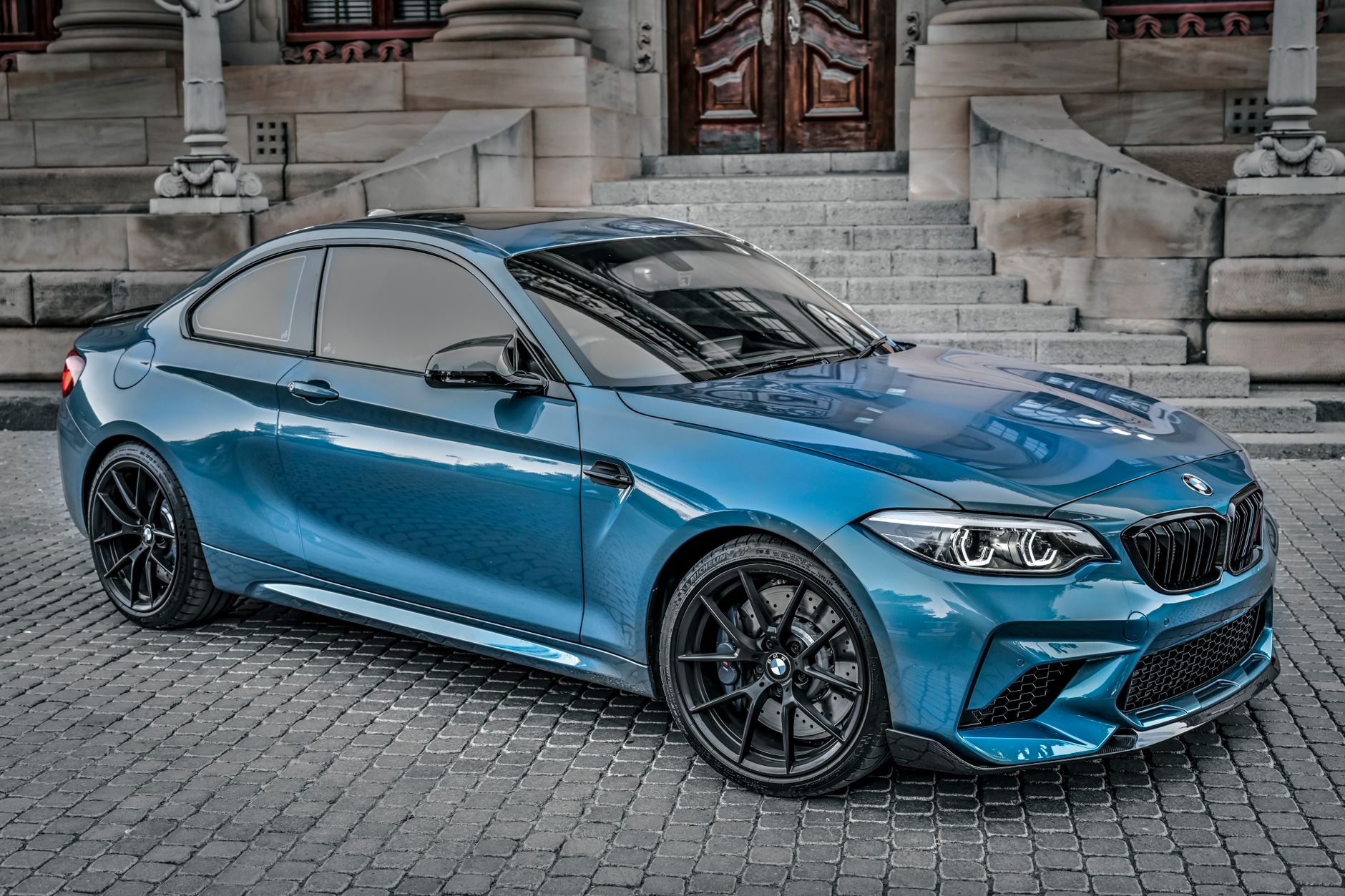 Strahlendes Gebäude & Blau – Sportwagen Wallpaper