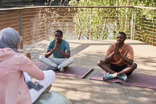 Photos gratuites de bien-être, cours de yoga, détente