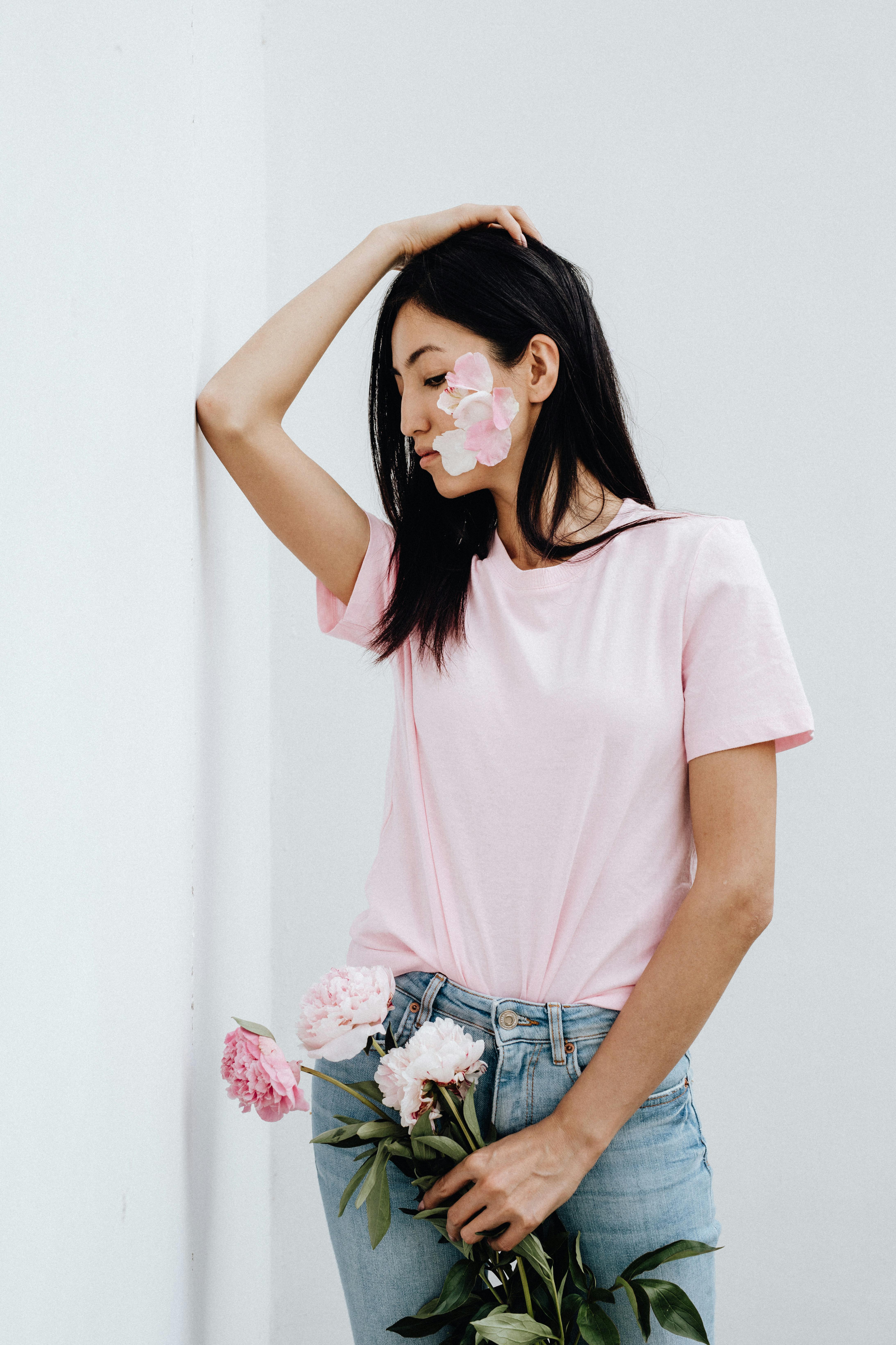 身穿粉色花朵衬衫的女子宁静肖像，传达优雅与宁静