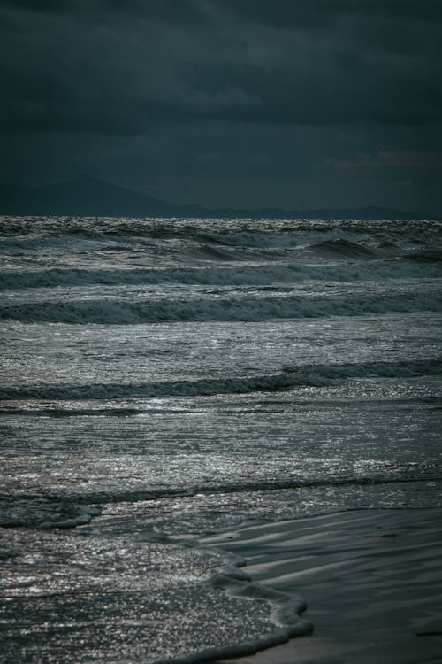 Foto profissional grátis de beira-mar, céu com cores intensas, clima extremo