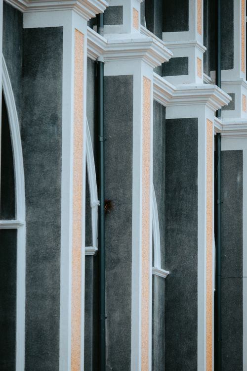 Free Elegant close-up of a building's ornamented facade showcasing intricate architectural design. Stock Photo