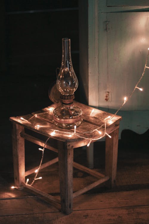 Fotobanka s bezplatnými fotkami na tému drevený stôl, petrolejová lampa, pohár