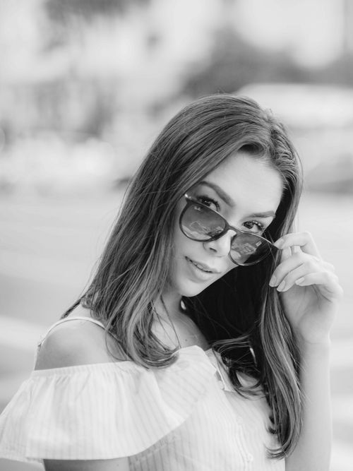 Free Chic black and white portrait of a woman in sunglasses, exuding confidence. Stock Photo