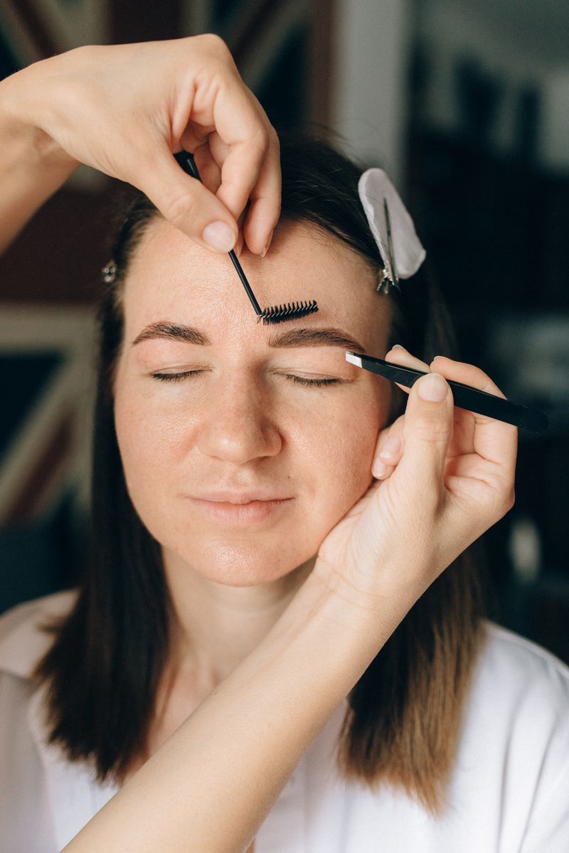 Sourcils structurés au pinceau et à la pince