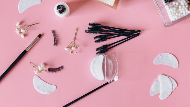 Profissional de estética preparando materiais e produtos para aplicação de Lash Lifting em ambiente de clínica.