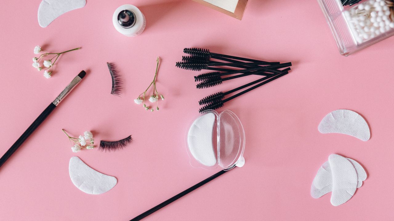 Profissional de estética preparando materiais e produtos para aplicação de Lash Lifting em ambiente de clínica.