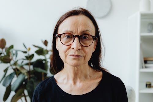 Základová fotografie zdarma na téma brunetka, dioptrické brýle, starší žena