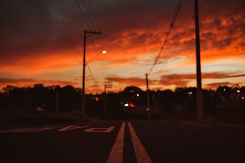 Základová fotografie zdarma na téma asfaltová silnice, dramatická obloha, pouliční lampy