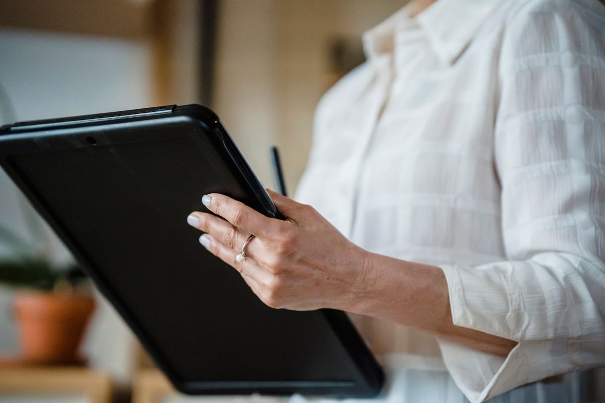 Émargement numérique : un participant signe sa présence sur une tablette en formation