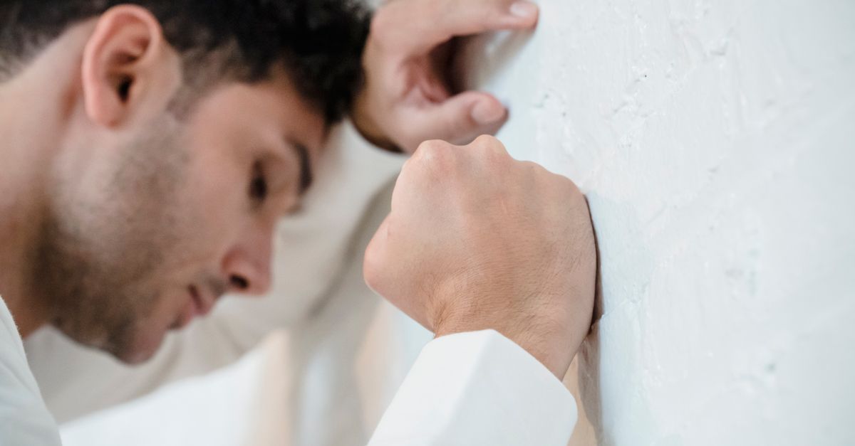 Γιατί το γόνατό μου κλειδώνει όταν κάθομαι στην ίδια στάση για πολλή ώρα;