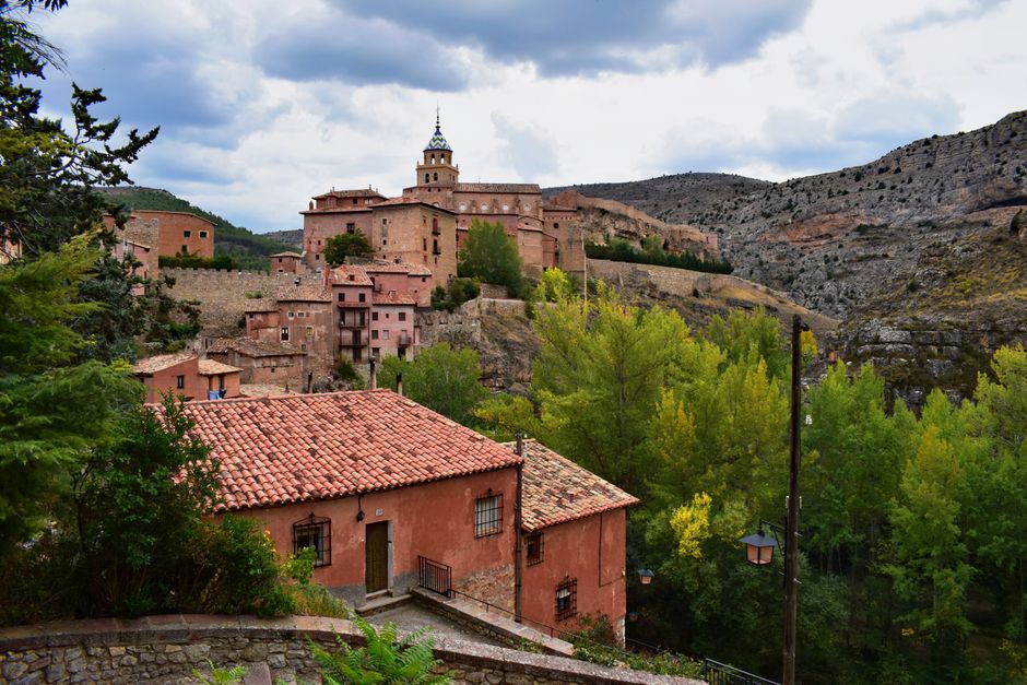 Explora esta impresionante vista de un histórico pueblo español enclavado en colinas onduladas. Perfecto para inspiración de viaje.