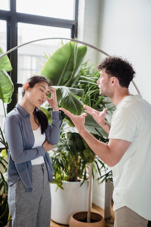 Foto profissional grátis de argumentando, casal, com raiva