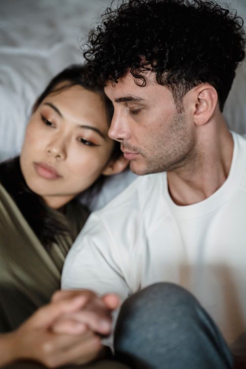 Free Tender close-up portrait of a couple holding hands, showcasing love and connection. Stock Photo
