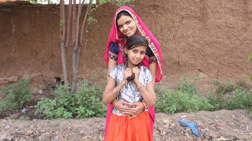 Gratis arkivbilde med barn, grusvei, indisk jente