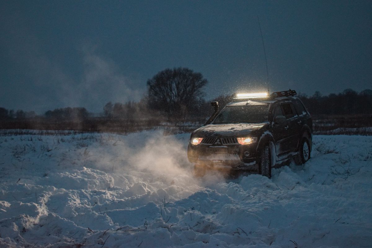 Coche atrapado en la nieve en invierno — kit de emergencia para nieve necesario
