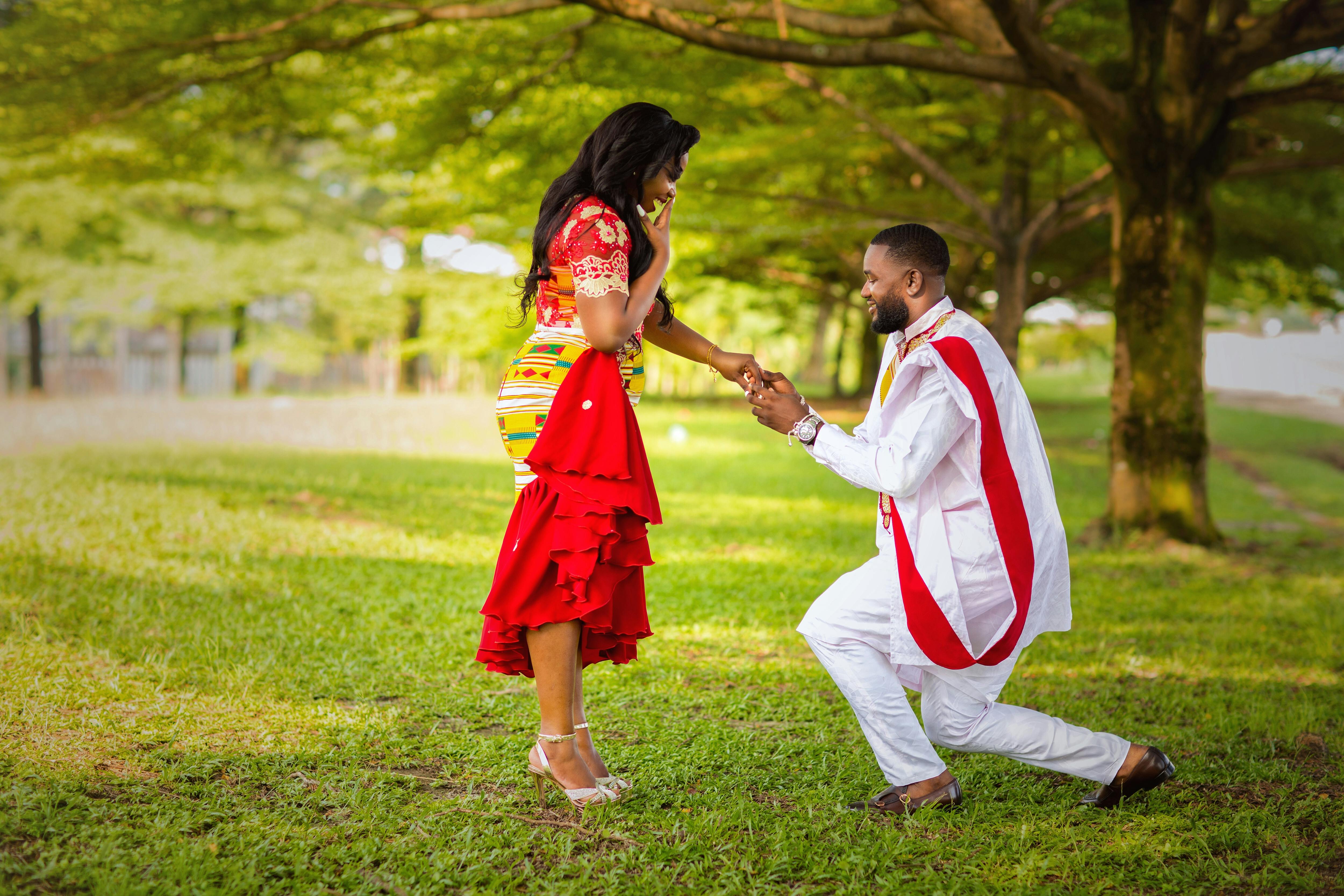 Latest Engagement Poses Ideas & Tips For Couples