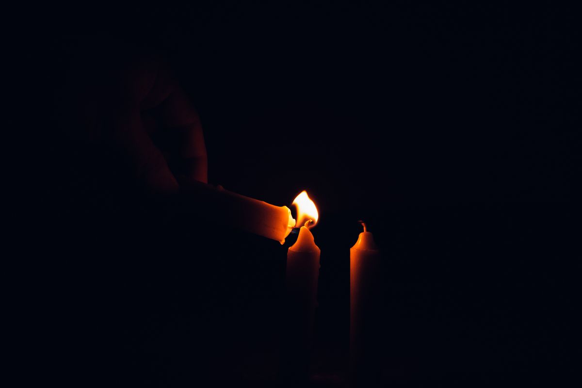 Vela encendida en penumbra