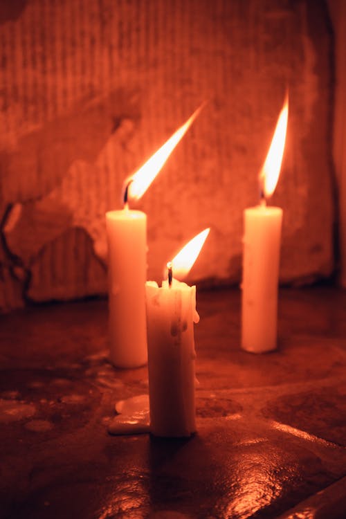 Бесплатное стоковое фото с вертикальный выстрел, воск, зажженные свечи