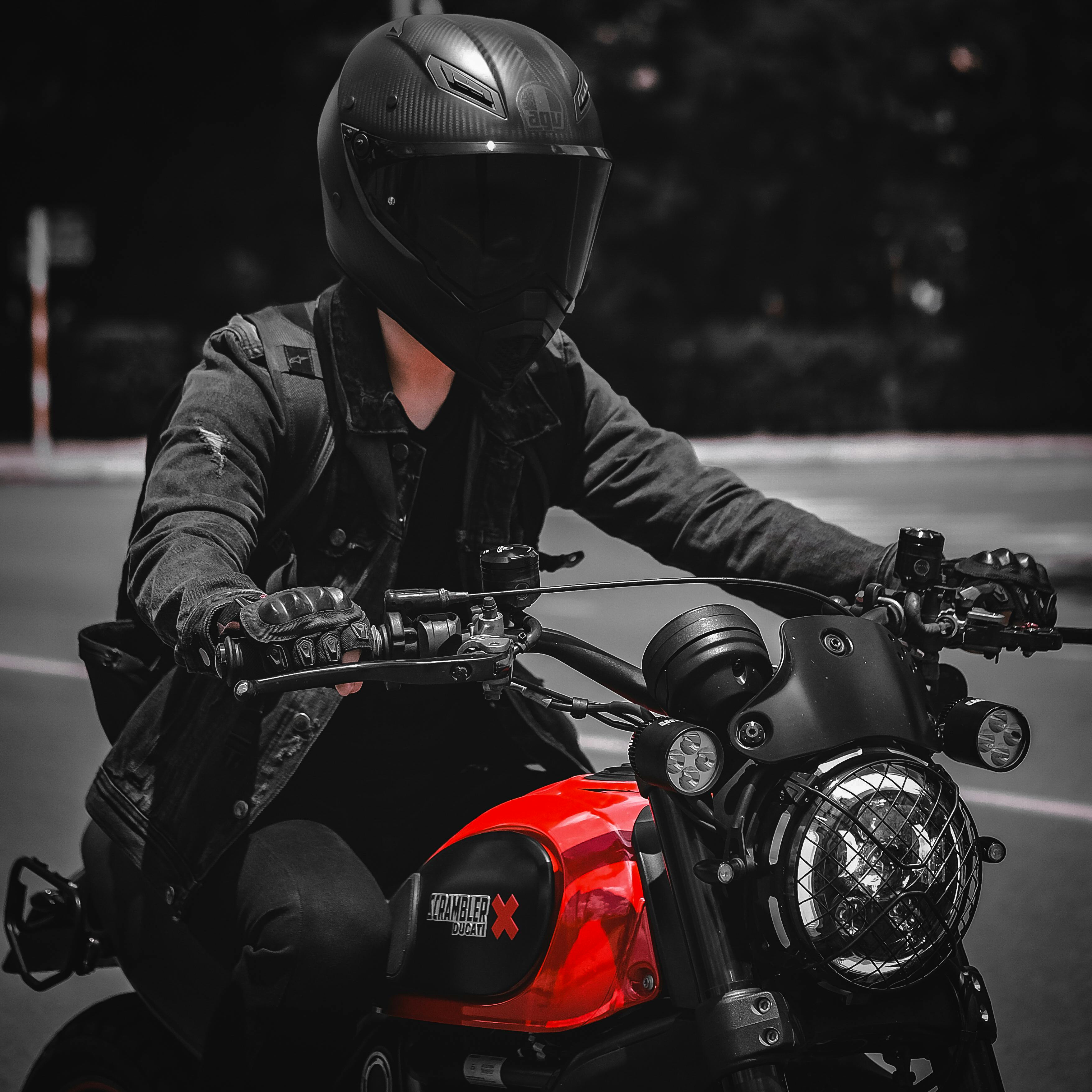 metallisk I navnet Fremragende Gratis lagerfoto af ducati, handsker, hjelm, motorcykel, person, ridning,  sort jakke, stor cykel, udendørs
