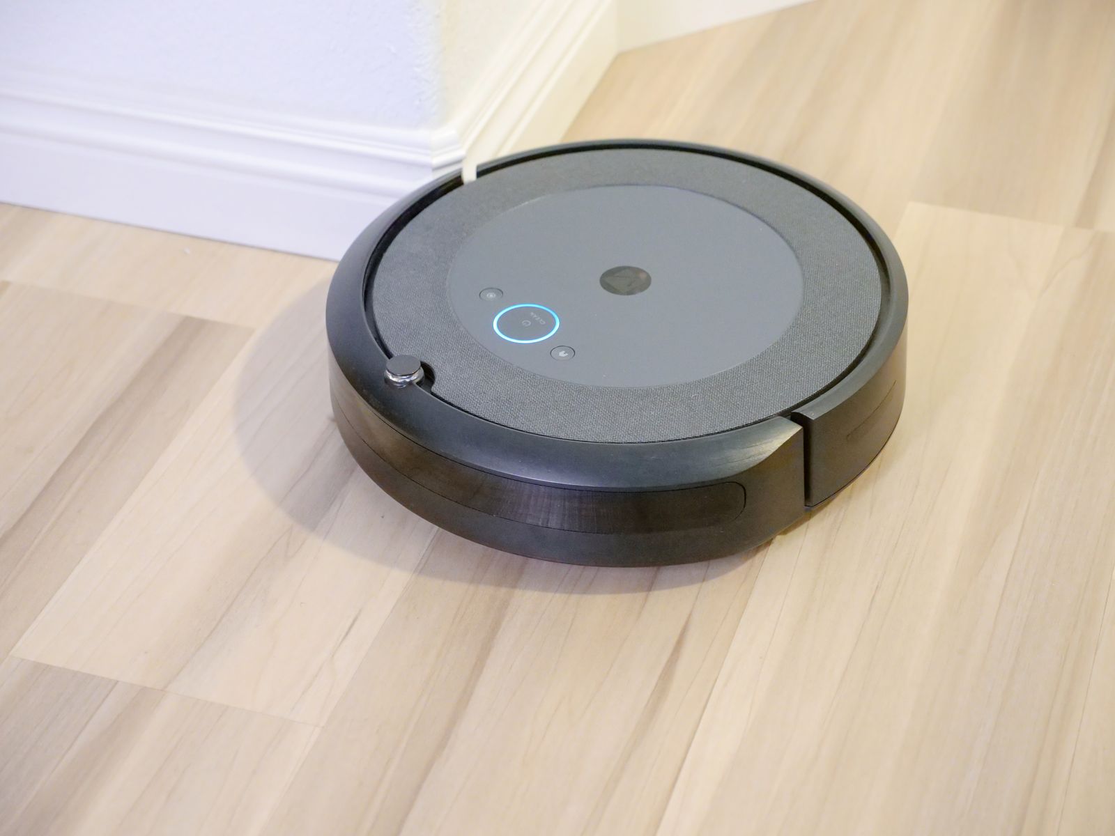 Robotdammsugare på ett trägolv i ett hem