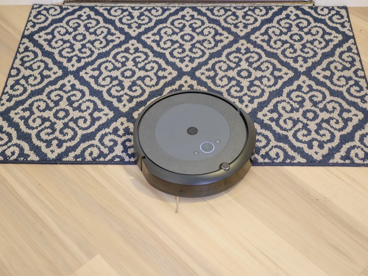 Halı üzerinde çalışan robot süpürge