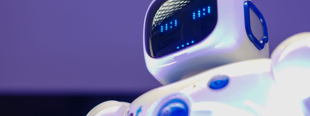 Robot humanoide con una pantalla por cara