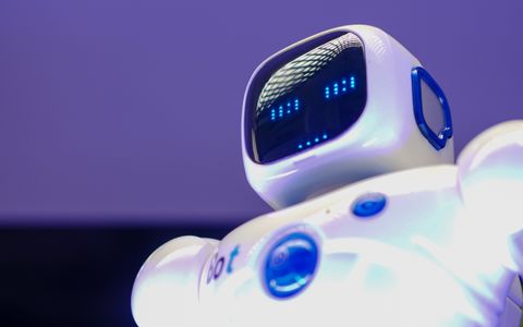 Robot humanoide con una pantalla por cara